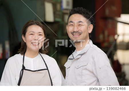 町工場で働く夫婦の笑顔ポートレートカメラ目線　中小企業の家族経営とものづくり現場、商工会などイメージ 139082466