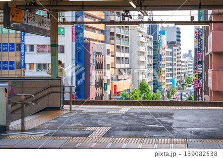 東京の都市風景 中央線 駅ホームから見る高円寺駅南口風景 東京の都市風景 中央線 駅ホームから見る高円寺駅南口風景 139082538