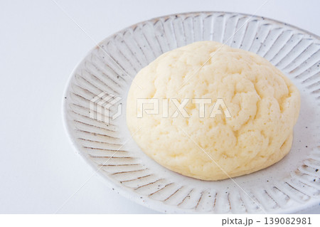 白い皿にのせたメロンパン 白い皿にのせたメロンパン 139082981
