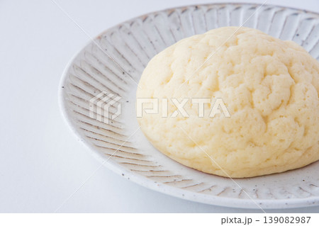 白い皿にのせたメロンパン 白い皿にのせたメロンパン 139082987