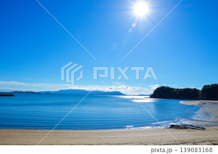 日差しの降り注ぐ初夏の海岸 日差しの降り注ぐ初夏の海岸 139083168
