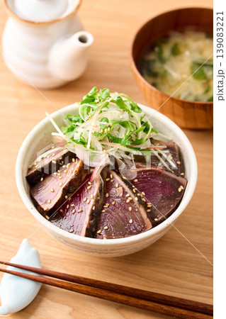 鰹のたたき丼　（タレに漬け込んだ鰹のたたきに薬味をトッピング） 139083221