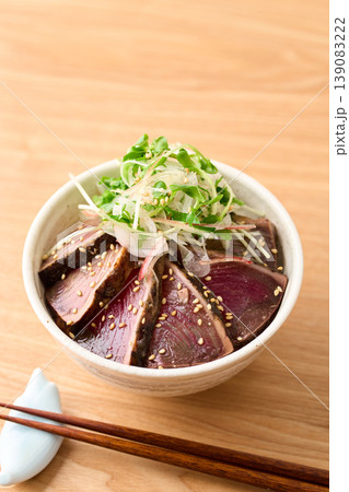 鰹のたたき丼　（タレに漬け込んだ鰹のたたきに薬味をトッピング） 139083222