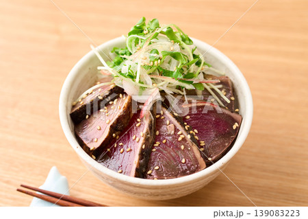 鰹のたたき丼　（タレに漬け込んだ鰹のたたきに薬味をトッピング） 139083223