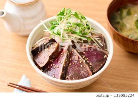 鰹のたたき丼 (タレに漬け込んだ鰹のたたきに薬味をトッピング) 鰹のたたき丼 (タレに漬け込んだ鰹のたたきに薬味をトッピング) 139083224
