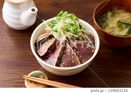 鰹のたたき丼　（タレに漬け込んだ鰹のたたきに薬味をトッピング） 139083226