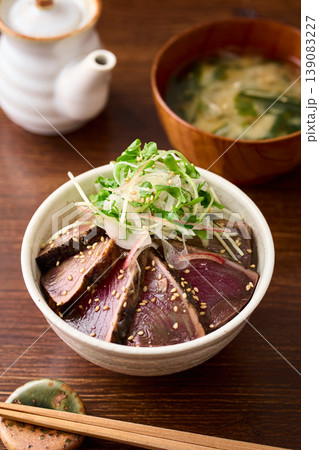 鰹のたたき丼　（タレに漬け込んだ鰹のたたきに薬味をトッピング） 139083227