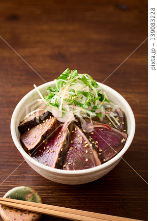 鰹のたたき丼　（タレに漬け込んだ鰹のたたきに薬味をトッピング） 139083228
