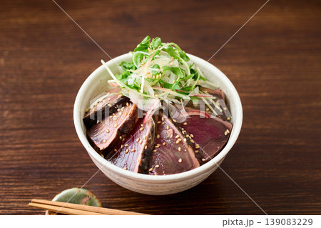 鰹のたたき丼　（タレに漬け込んだ鰹のたたきに薬味をトッピング） 139083229