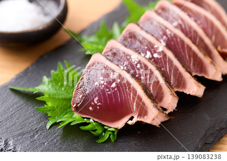 粗塩を添えた鰹の藁焼き 粗塩を添えた鰹の藁焼き 139083238