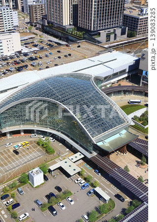 金沢駅(鼓門・もてなしドーム)と市街地風景 139083285