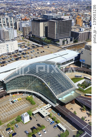 金沢駅(鼓門・もてなしドーム)と市街地風景 139083286
