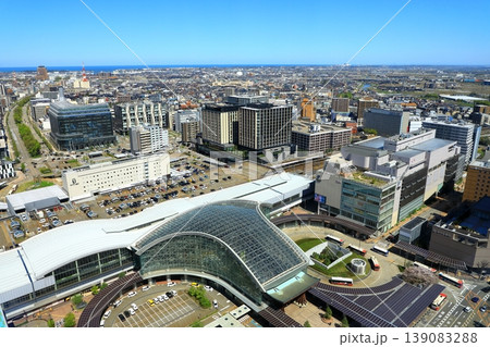 金沢駅(鼓門・もてなしドーム)と市街地風景 金沢駅(鼓門・もてなしドーム)と市街地風景 139083288