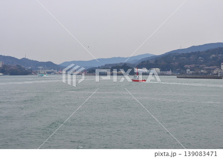 鳥羽港前と坂手島間の海の様子（三重県鳥羽市） 139083471