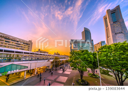 日本の横浜都市景観新景4月21日。夕焼けに映える桜木町駅や横浜ランドマークタワー、電車などを望む 139083644
