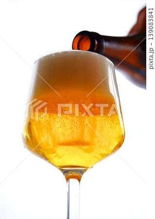 ビール - よく冷えたビールをグラスに注ぐ 139083841