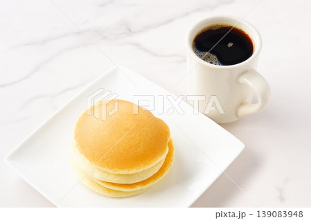 パンケーキとコーヒー - ふわふわの食感の美味しいパンケーキと、淹れたてのコーヒーでコーヒーブレイク 139083948