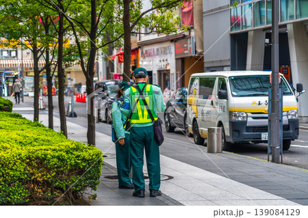 東京の都市風景　二人一組で違法駐車を監視する駐車監視員 139084129