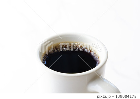 コーヒー - 淹れたてのフレッシュで香りのよいコーヒーが入ったコーヒーカップ 139084178
