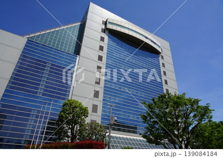 青空に映えるビル 4月調布785調布市文化会館たづくり 青空に映えるビル 4月調布785調布市文化会館たづくり 139084184