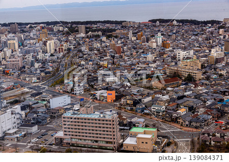 新潟県の朱鷺メッセの展望台からみた新潟市街の風景 139084371