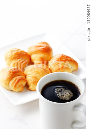 クロワッサンとコーヒー - 焼き立てでサクサクの食感のクロワッサンと、淹れたてのコーヒーの朝食風景 139084487