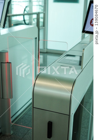 空港の搭乗口にある　E-gate（自動化ゲート） 139084670