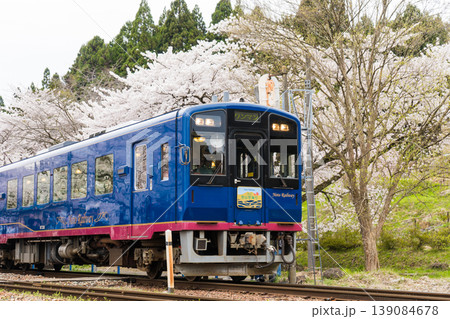 春の満開の桜と出発した汽車|能登さくら駅|能登鹿島駅|のと鉄道七尾線|観光列車|石川県穴水町 春の満開の桜と出発した汽車|能登さくら駅|能登鹿島駅|のと鉄道七尾線|観光列車|石川県穴水町 139084678