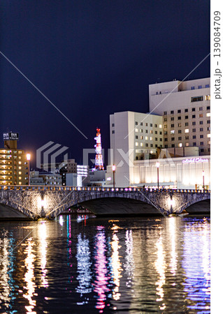 新潟県の萬代橋橋の夜の情景 新潟県の萬代橋橋の夜の情景 139084709