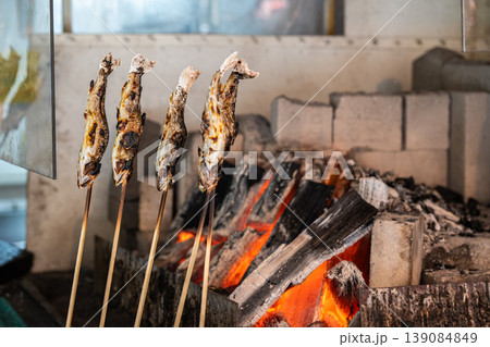 炭火で焼く魚の塩焼き 炭火で焼く魚の塩焼き 139084849