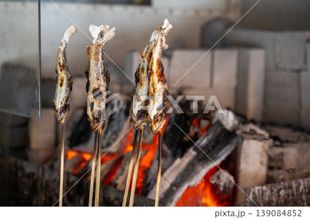 炭火で焼く魚の塩焼き 139084852