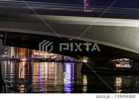 信濃川沿いの歩道の夜景 信濃川沿いの歩道の夜景 139084868