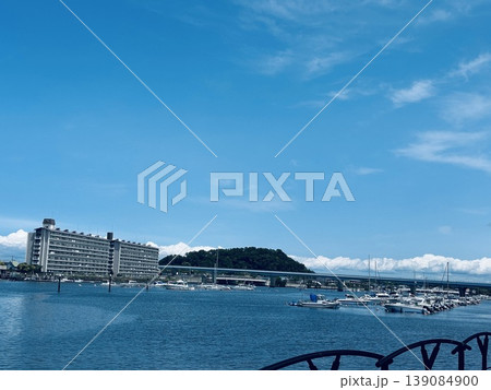 青空と海が広がる港の風景 ヨットハーバーと橋とマンションのある夏の海辺 139084900