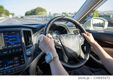 車を運転する女性の手元 車を運転する女性の手元 139085072