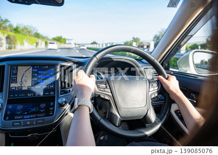 車を運転する女性の手元 車を運転する女性の手元 139085076