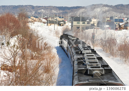 北海道の雪景色を走るSL列車とローカルな町並み 北海道の雪景色を走るSL列車とローカルな町並み 139086278