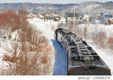 北海道の雪景色を走るSL列車とローカルな町並み 北海道の雪景色を走るSL列車とローカルな町並み 139086279