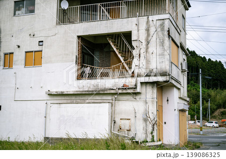 東日本大震災の震災遺構 津波で被災した建物と周辺風景の記録写真 東日本大震災の震災遺構 津波で被災した建物と周辺風景の記録写真 139086325