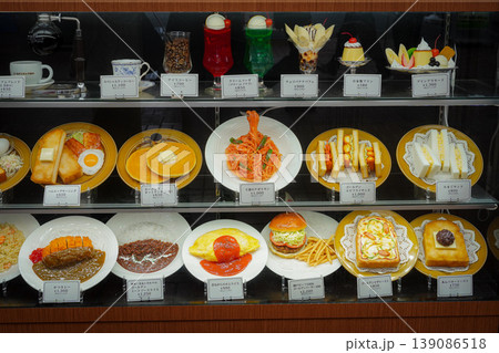 日本の喫茶店の店先に並ぶ食品サンプル（ショーケース） 139086518