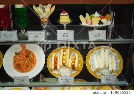 喫茶店の食品サンプル、プリンアラモードやナポリタンのディスプレイ 喫茶店の食品サンプル、プリンアラモードやナポリタンのディスプレイ 139086520