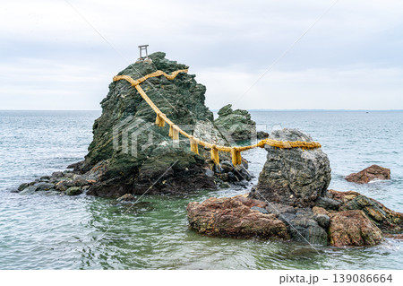 【三重県】二見興玉神社にある夫婦岩 【三重県】二見興玉神社にある夫婦岩 139086664