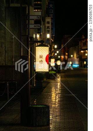 【三重県】柔らかな灯りが灯る伊勢神宮の外宮参道 139086703
