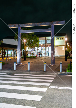 【三重県】ライトアップされた伊勢市駅と大鳥居 【三重県】ライトアップされた伊勢市駅と大鳥居 139086707