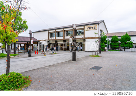 【三重県】スタイリッシュな外観の伊勢市駅 【三重県】スタイリッシュな外観の伊勢市駅 139086710