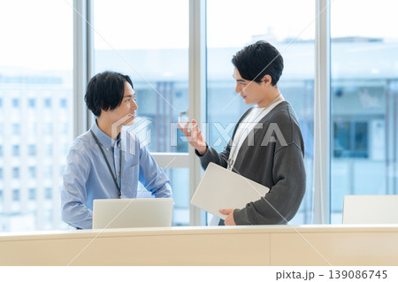 オフィスで会議をするエンジニア　撮影協力：学校法人電波学園　東京電子専門学校 139086745