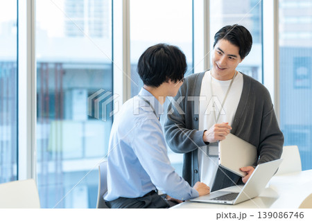 オフィスで会議をするエンジニア　撮影協力：学校法人電波学園　東京電子専門学校 139086746