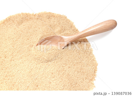 粉黒糖をスプーンですくう【白背景・切り抜き】 139087036