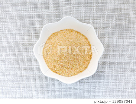 白い皿に盛った粉黒糖 139087041