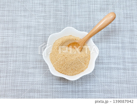 白い皿に盛った粉黒糖 139087042