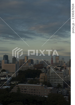 品川から夕暮れの六本木方向のビル群をみる 品川から夕暮れの六本木方向のビル群をみる 139087694